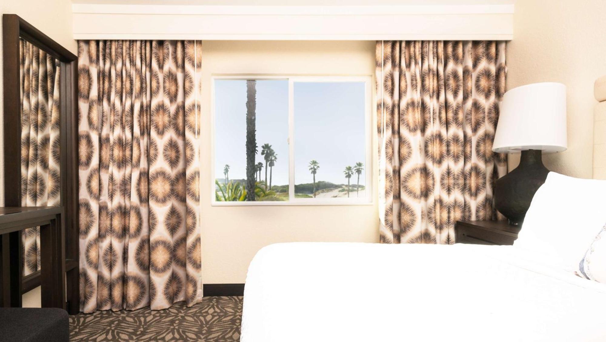 Resort Zachari Dunes On Mandalay Beach, Curio Collection By Hilton Oxnard